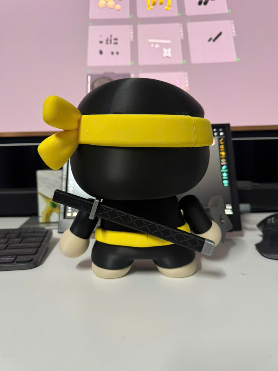 Mặt sau Ninja Chibi với bao kiếm