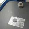 Ảnh thực tế khung thành xanh, tay đẩy và đĩa puck hockey in 3D