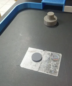 Ảnh thực tế khung thành xanh, tay đẩy và đĩa puck hockey in 3D
