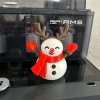 Người tuyết sừng tuần lộc in 3D với khăn đỏ và găng tay hình trái tim