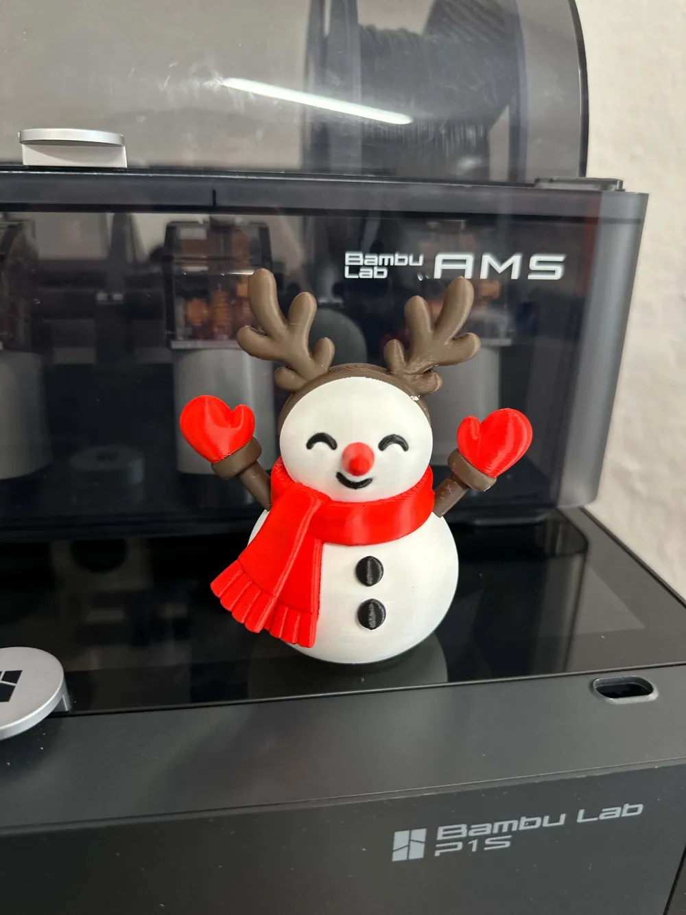 antlered-snowman-1 Người tuyết sừng tuần lộc in 3D với khăn đỏ và găng tay hình trái tim