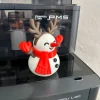 Chi tiết khăn quàng đỏ và găng tay hình tim của Antlered Snowman