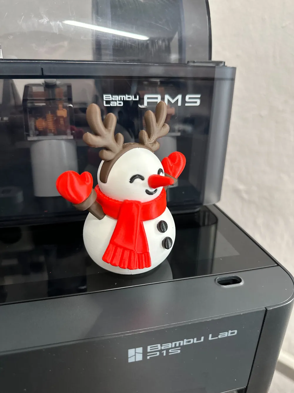 antlered-snowman-3 Chi tiết khăn quàng đỏ và găng tay hình tim của Antlered Snowman