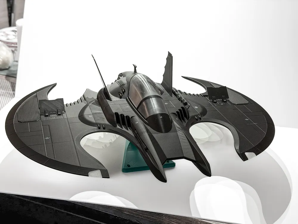 Mô hình Batwing Batman 1989 màu đen, cánh dơi rộng và buồng lái nổi bật