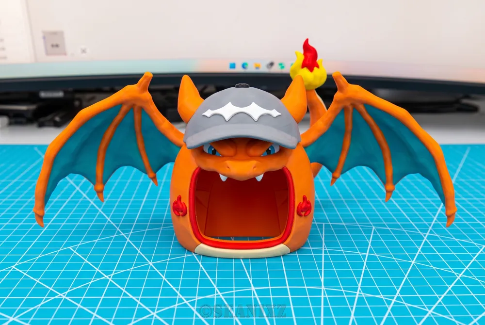Vỏ robot DIVA Charizard màu cam cánh xanh và mũ xám nhìn chính diện