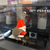 Góc bên mô hình ông già Noel vác bao quà nâu