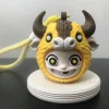 Móc treo túi bé bò Ya Jie in 3D mũ vàng sừng nâu nhìn chính diện