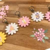 Móc khóa hoa cúc Daisy chữ cái A–Z in 3D nhiều màu