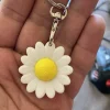 Móc khóa hoa cúc Daisy cánh trắng nhụy vàng in 3D