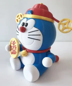 Doraemon thần tài đội mũ đỏ cầm đồng tiền vàng