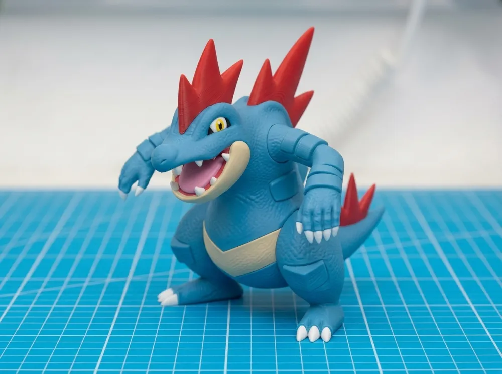 Mô hình Feraligatr Pokémon cá sấu xanh gai đỏ nhựa PLA góc nghiêng