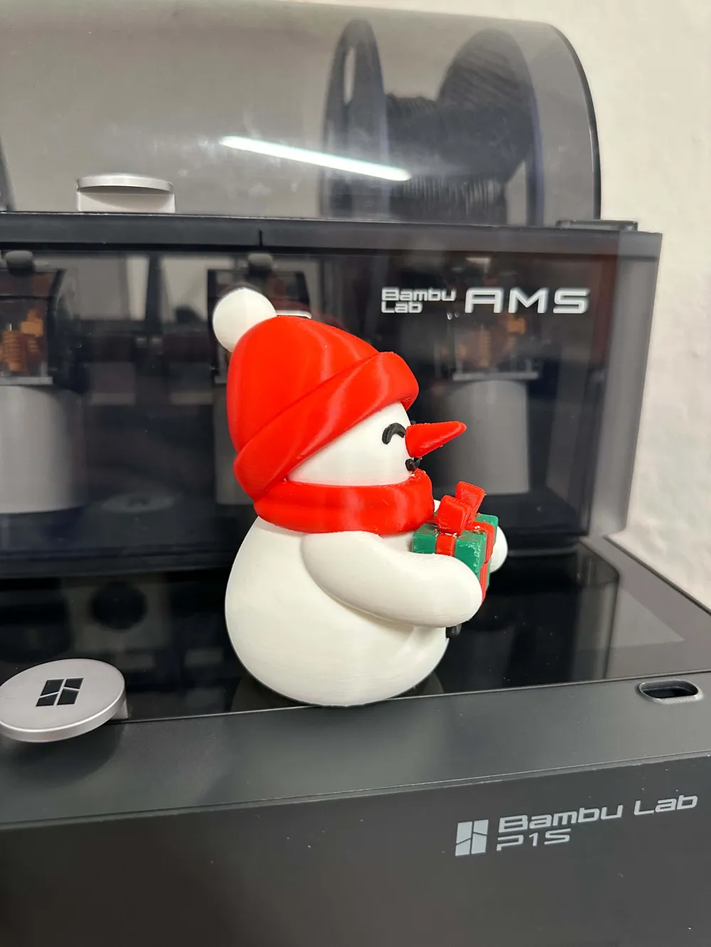gift-snowman-2 Góc nghiêng người tuyết ôm hộp quà xanh với khăn đỏ