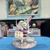 Mô hình Golisopod Pokémon giáp trắng trên đế đá