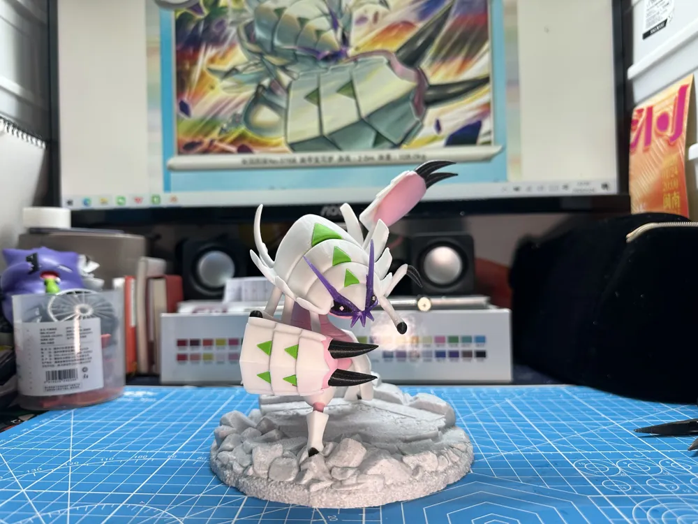 Mô hình Golisopod Pokémon giáp trắng trên đế đá