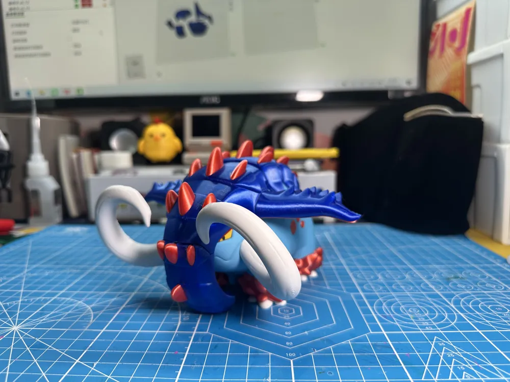 Mô hình Great Tusk Pokémon đôi ngà trắng và giáp xanh gai đỏ