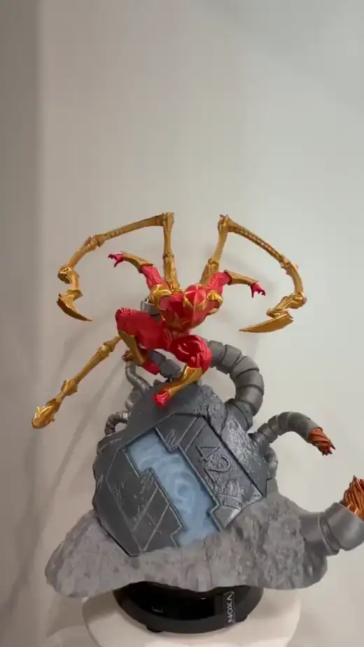 Mô hình Iron Spider tư thế chiến đấu cao 38cm kèm đế trưng bày
