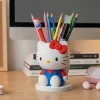 Ống bút Hello Kitty 9cm in 3D trên bàn học