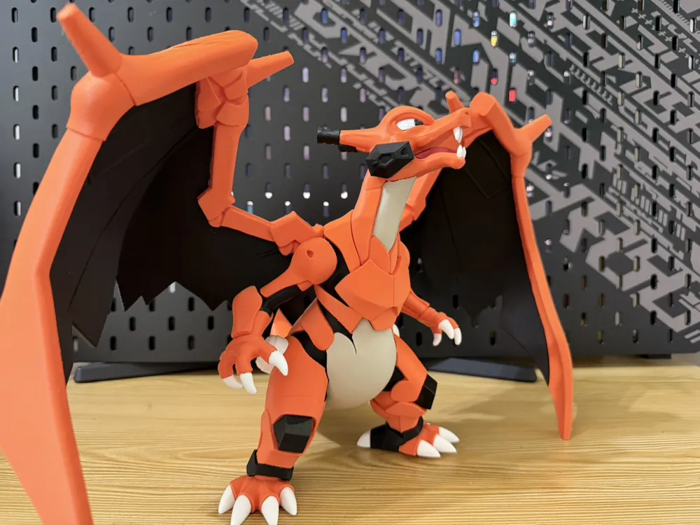 mecha-charizard-02 Mô hình Mecha Charizard Pokémon giáp cam, cánh đen – góc nhìn phía trước