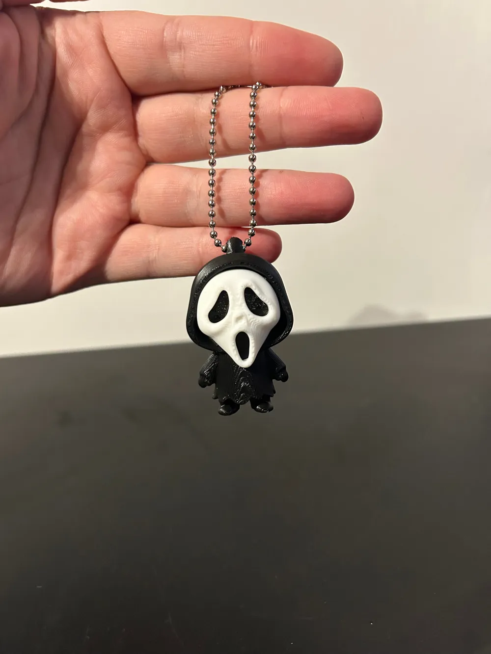 Móc khóa Mini Ghostface mặt nạ trắng áo choàng đen in 3D