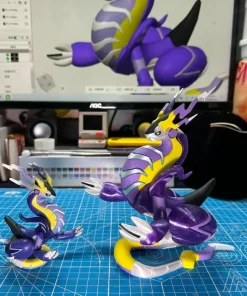 Mô hình Miraidon Pokémon cao 18cm bên cạnh mô hình nhỏ so sánh