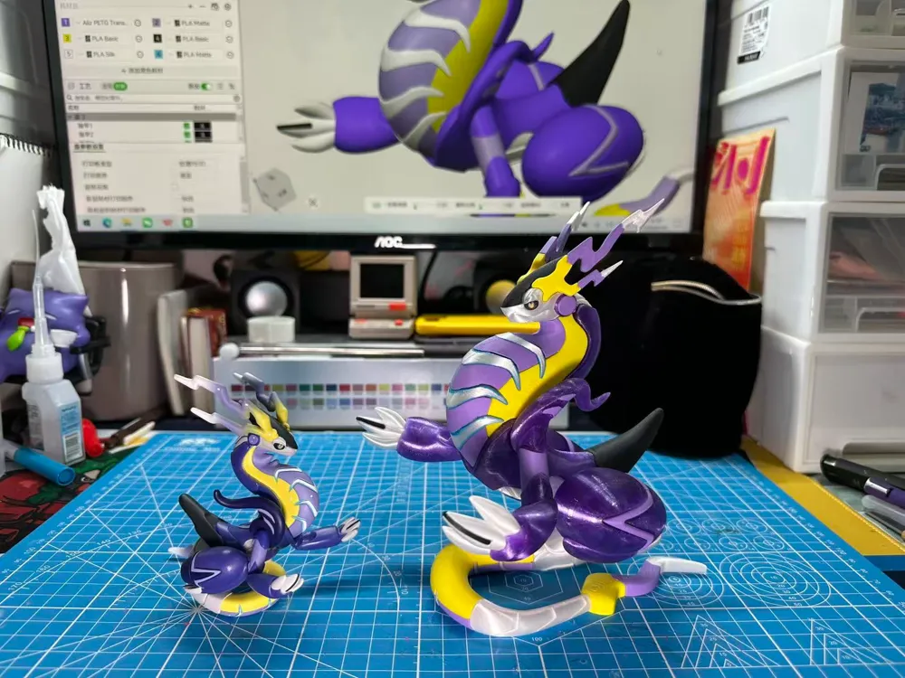 Mô hình Miraidon Pokémon cao 18cm bên cạnh mô hình nhỏ so sánh