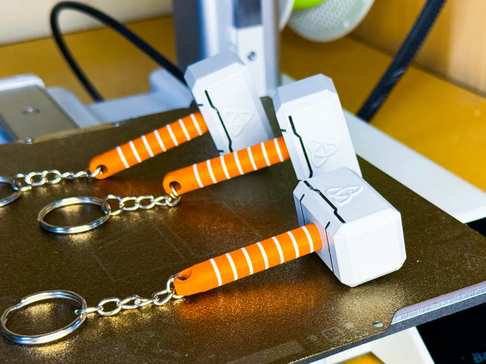 Móc khóa búa Thor Mjolnir mini đầu xám cán cam in 3D