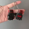 Móc khóa găng tay MMA thu nhỏ trên tay, có thể thêm tên trên đai cổ tay
