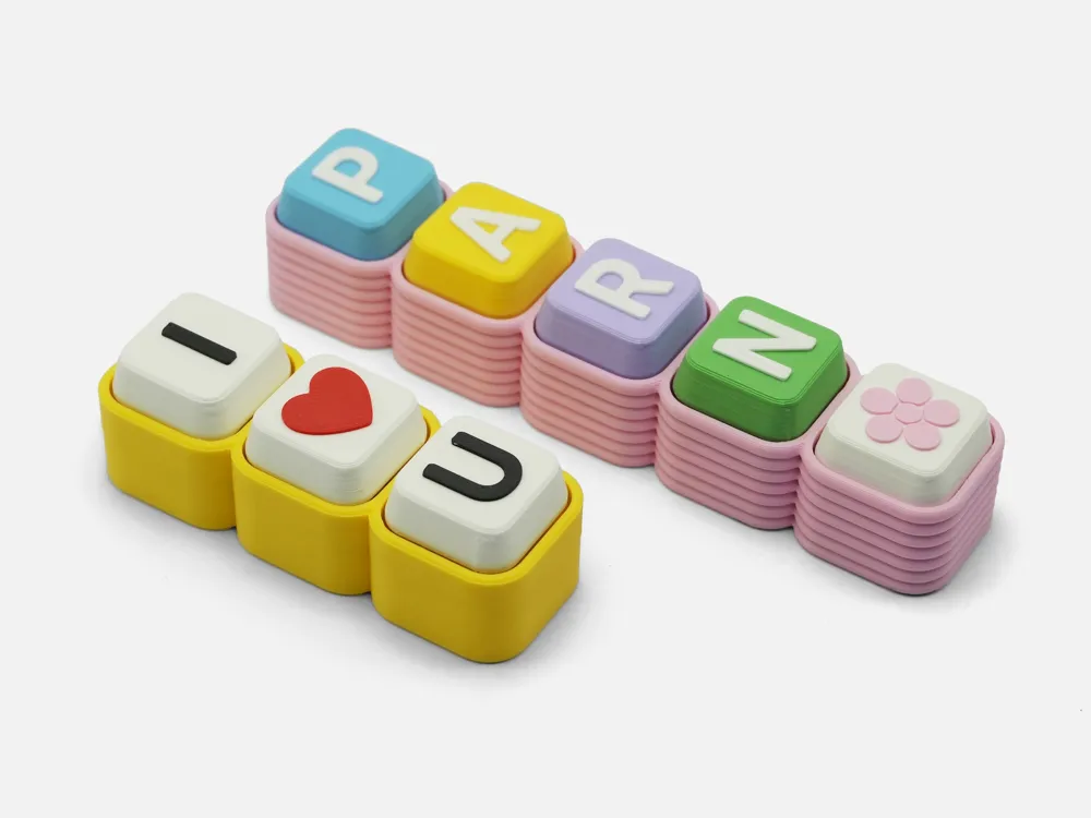 Móc khóa clicker chữ tên và emoji nhiều màu in 3D