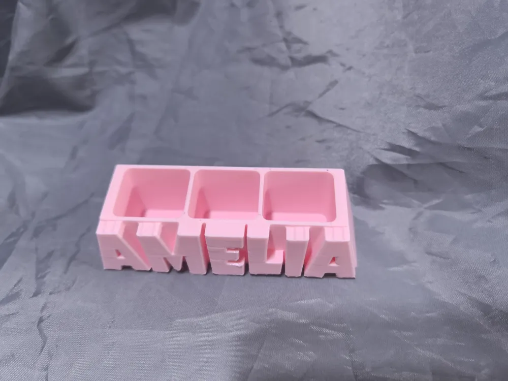 name-pen-holder-3 Khay đựng bút tên AMELIA in 3D với ba ngăn chứa