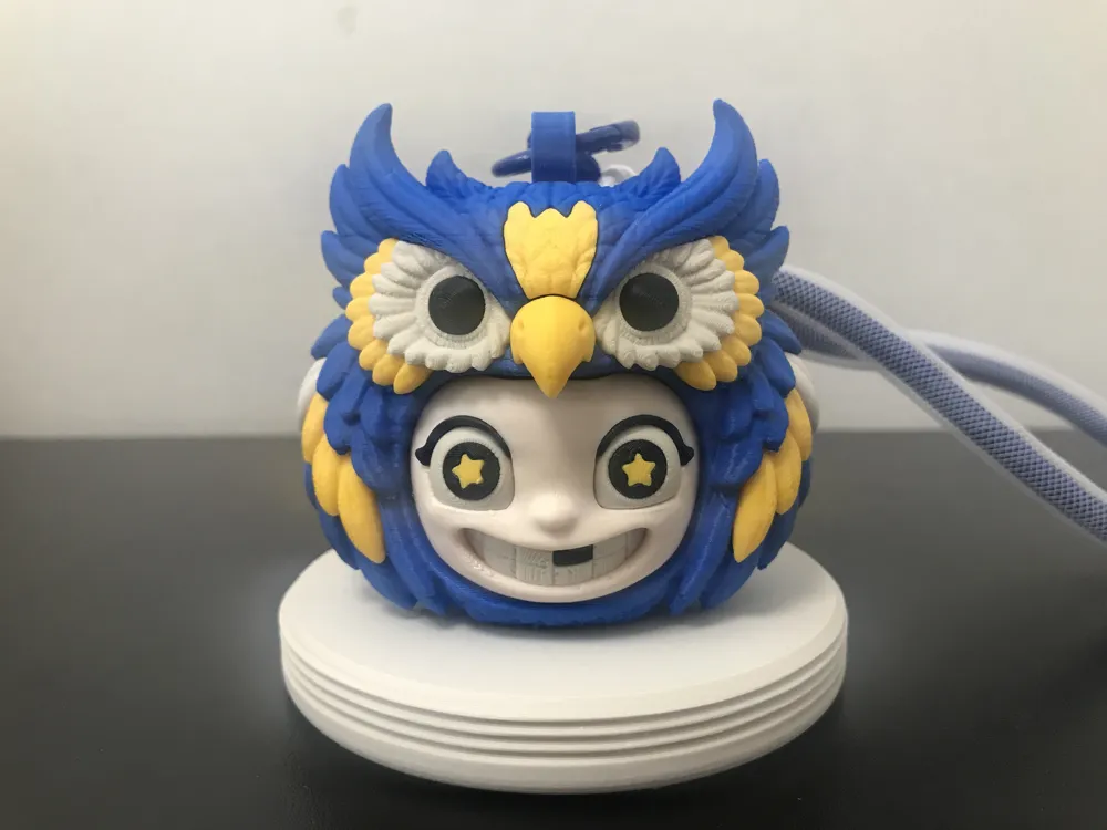 Móc treo túi bé cú Ya Jie in 3D xanh vàng nhìn chính diện