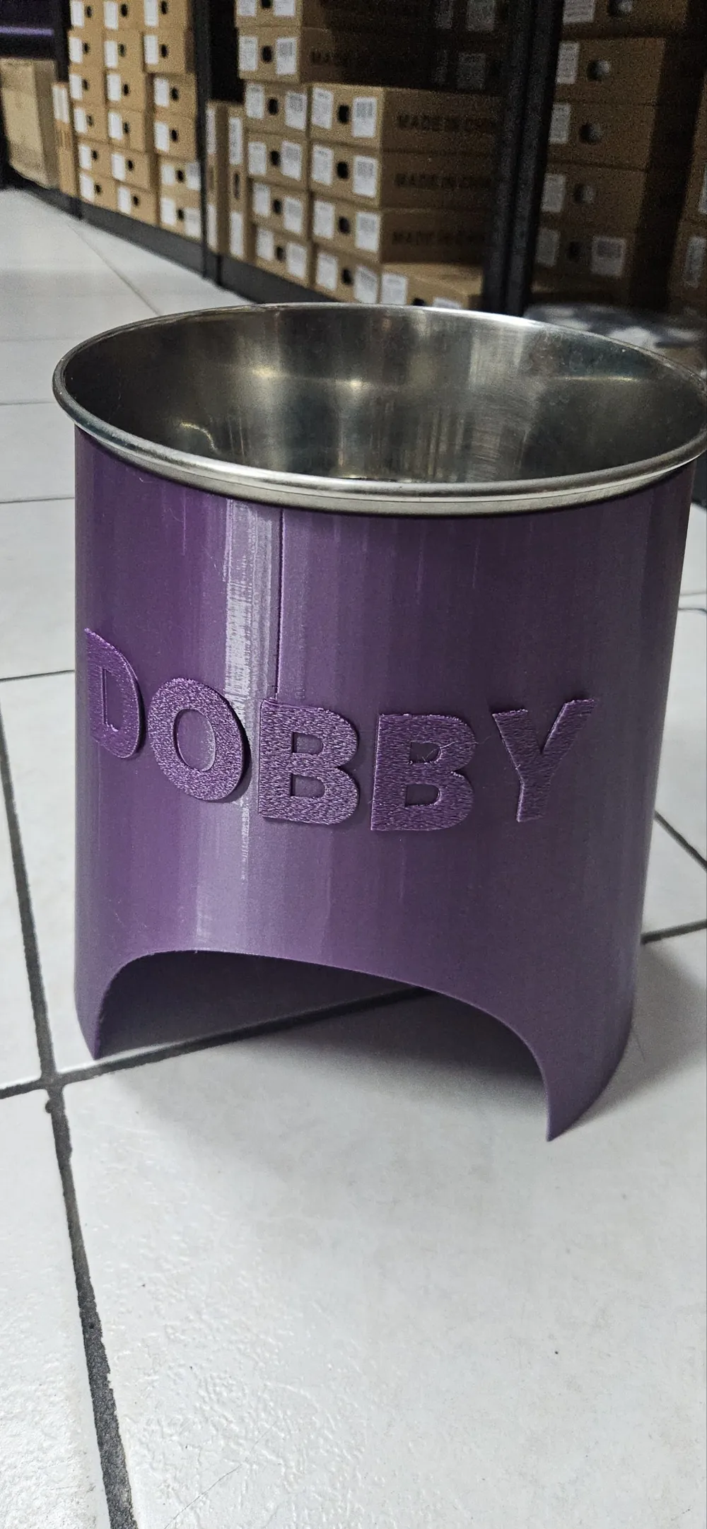 pet-bowl-20cm-2 Đế nâng bát chó mèo in 3D màu tím có tên DOBBY, bát inox minh họa