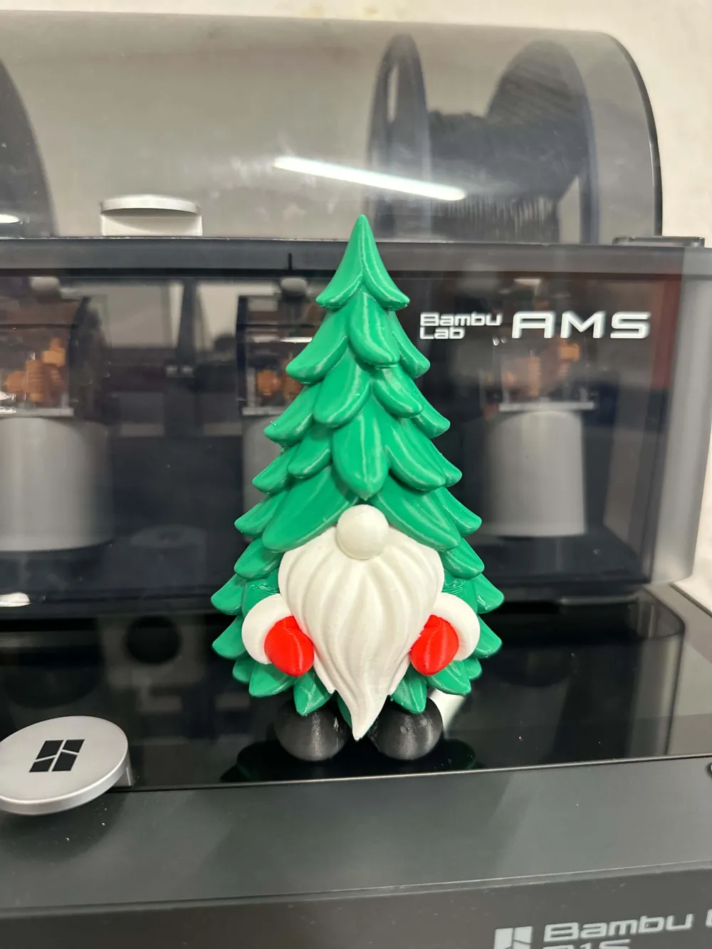 pine-gnome-1 Chú lùn cây thông Noel in 3D tán xanh râu trắng và găng tay đỏ