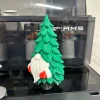 Góc nghiêng chú lùn cây thông với các tầng lá xanh in 3D