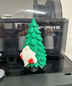 Góc nghiêng chú lùn cây thông với các tầng lá xanh in 3D