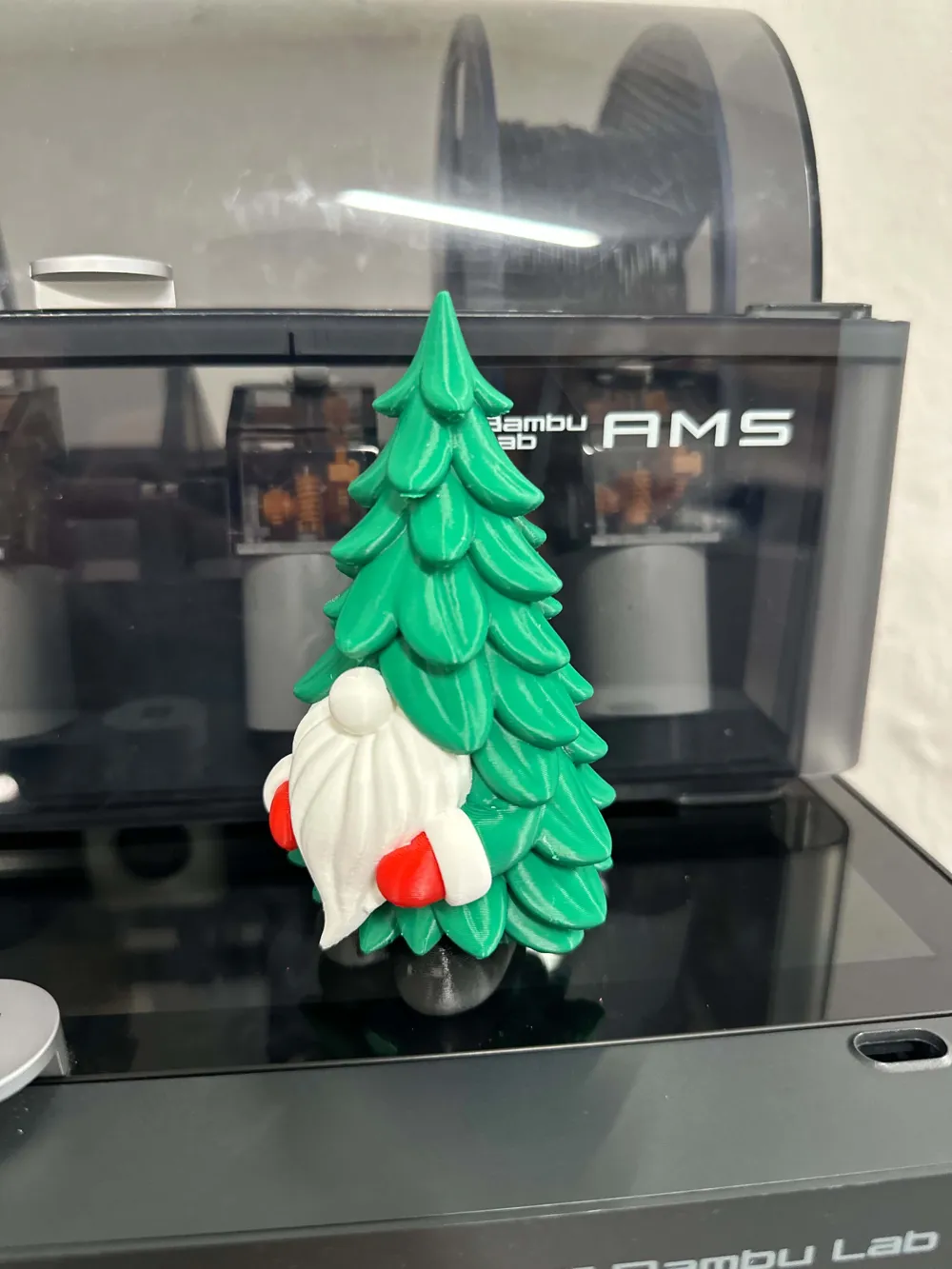 pine-gnome-2 Góc nghiêng chú lùn cây thông với các tầng lá xanh in 3D