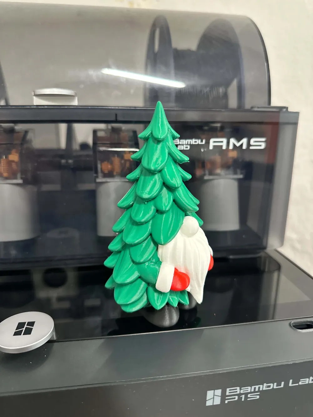 pine-gnome-3 Chi tiết bộ râu trắng và giày đen của Pine Tree Gnome