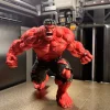 Mô hình Red Hulk da đỏ, tóc đen, quần đen rách trong tư thế gầm thét