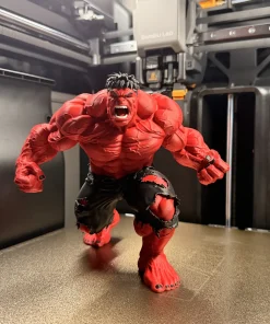 Mô hình Red Hulk da đỏ, tóc đen, quần đen rách trong tư thế gầm thét