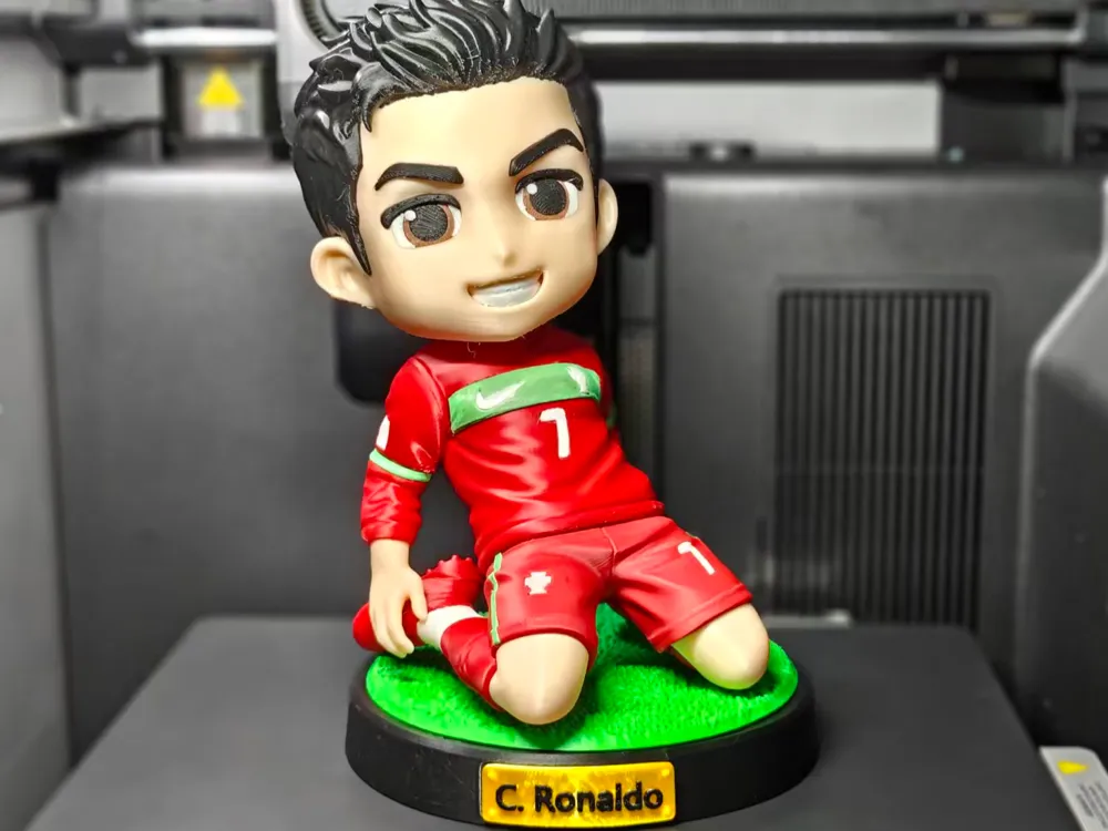 Mô hình Ronaldo Bồ Đào Nha số 7 18cm in 3D kèm đế cỏ