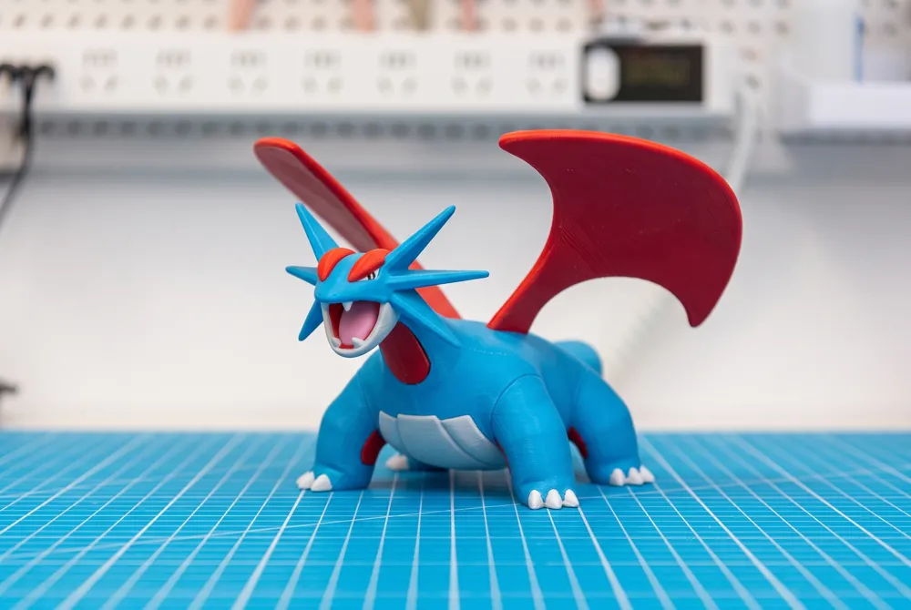 Mô hình Salamence Pokémon dài 20cm thân xanh cánh đỏ dang rộng