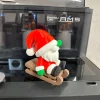 Ông già Noel mini ngồi xe trượt tuyết màu nâu in 3D nhiều màu