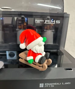 Ông già Noel mini ngồi xe trượt tuyết màu nâu in 3D nhiều màu
