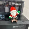 Chính diện Santa mini giơ tay chào ngồi trên xe trượt tuyết