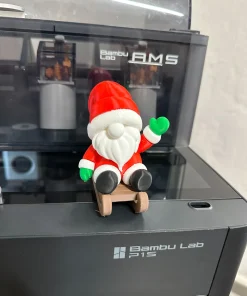 Chính diện Santa mini giơ tay chào ngồi trên xe trượt tuyết