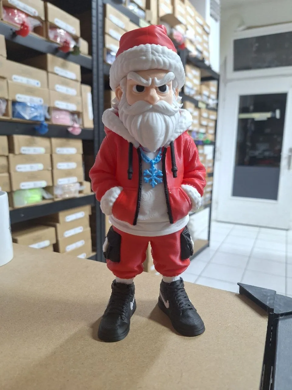 Ông già Noel Santa Urban NoAMS 25cm in 3D mặc hoodie đỏ và giày đen