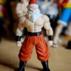 Mô hình Ông già Noel chiến binh cơ bắp, mũ và quần đỏ, râu trắng – góc trước